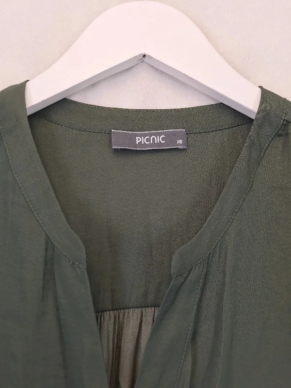 picnic-everyday-satin-v-neck-top-size-xs-b014-478-gn